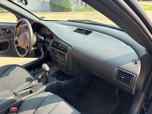 Used 2004 Chevrolet Cavalier Coupe w/ Preferred Equipment Group FWD image 18
