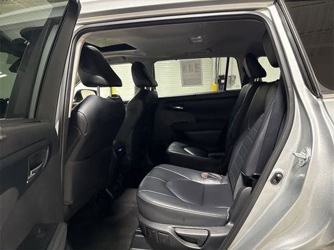 Used 2023 Toyota Highlander XLE image 23