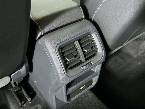 Used 2022 Volkswagen Taos SE image 32