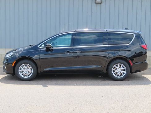 New 2026 Chrysler Pacifica Select image 7
