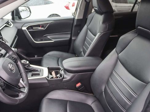 Used 2021 Toyota RAV4 XLE Premium image 17