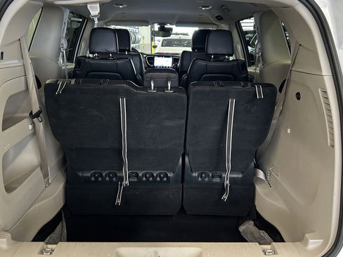 Used 2023 Chrysler Pacifica Touring-L image 15