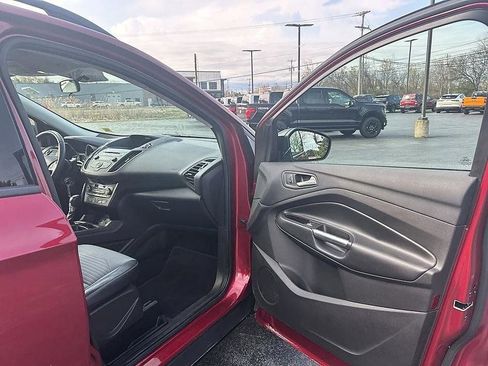 Used 2018 Ford Escape SE w/ SE Sport Appearance Package AWD/4WD image 36