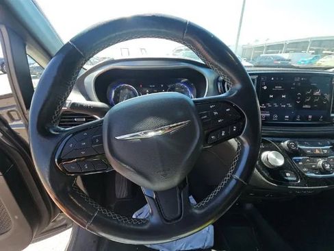 Used 2021 Chrysler Pacifica Touring w/ Uconnect Theater Family Group FWD image 7