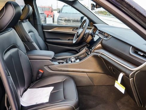 New 2025 Jeep Grand Cherokee L Limited image 18