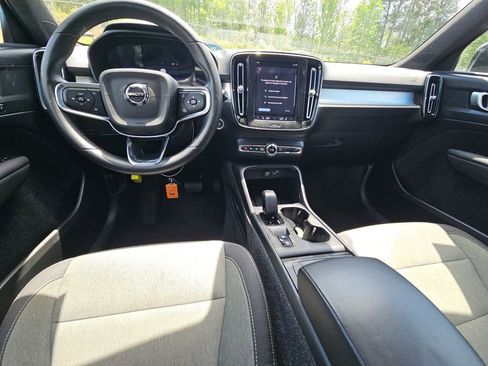 Used 2024 Volvo XC40 B5 Core AWD/4WD image 1