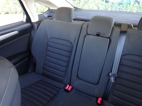 Used 2017 Ford Fusion SE w/ Fusion SE Technology Package FWD image 14