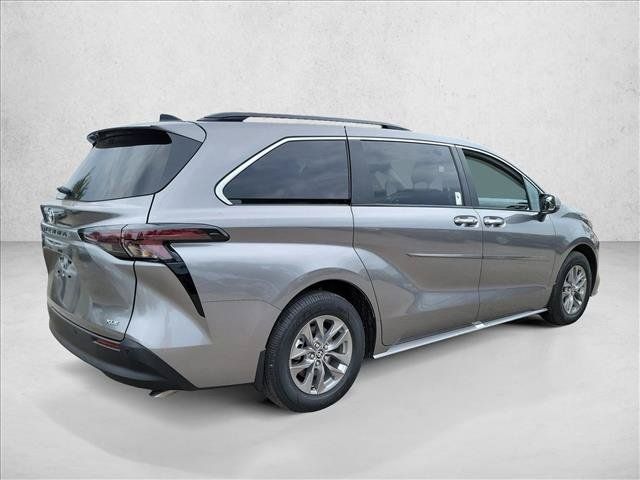 Used 2026 Toyota Sienna XLE FWD image 5