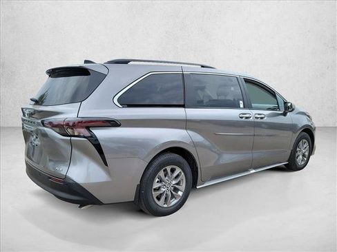 Used 2026 Toyota Sienna XLE FWD image 5