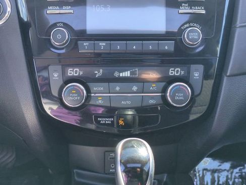 Used 2017 Nissan Rogue SV FWD image 25