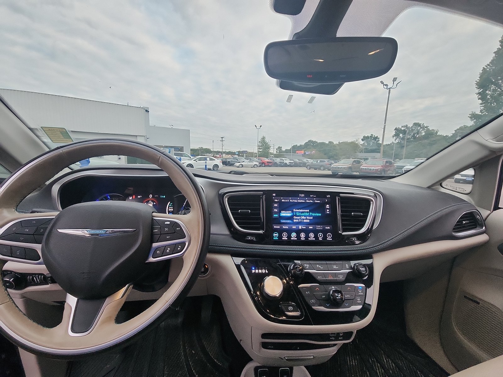Used 2019 Chrysler Pacifica Limited w/ Advanced Safetytec Group FWD image 17
