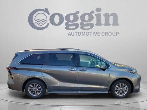 Used 2026 Toyota Sienna XLE FWD image 9