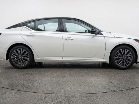 Used 2025 Nissan Altima 2.5 SV image 11