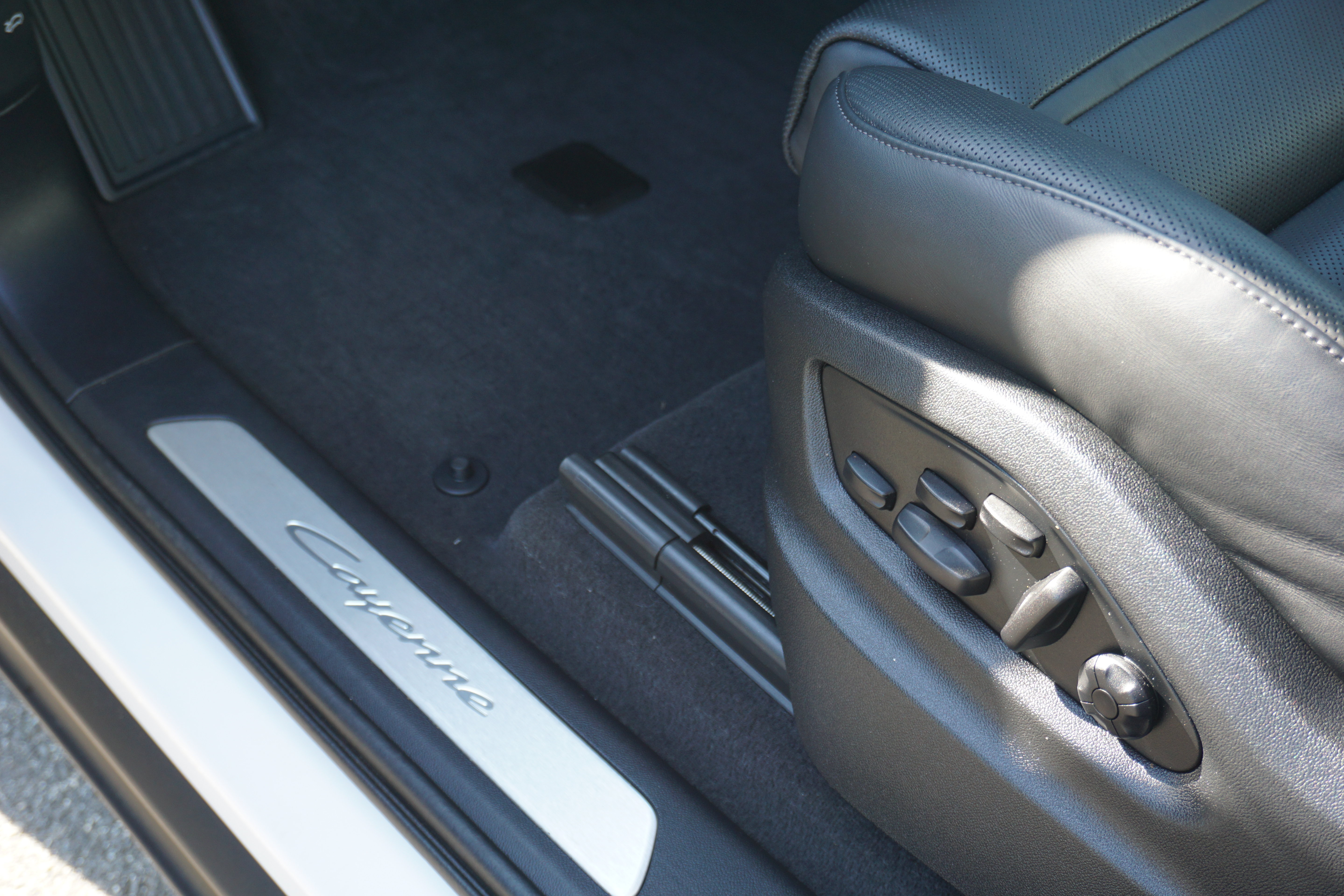 Certified 2025 Porsche Cayenne Coupe AWD/4WD image 6
