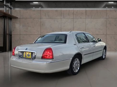 Used 2006 Lincoln Town Car Signature Limited image 3