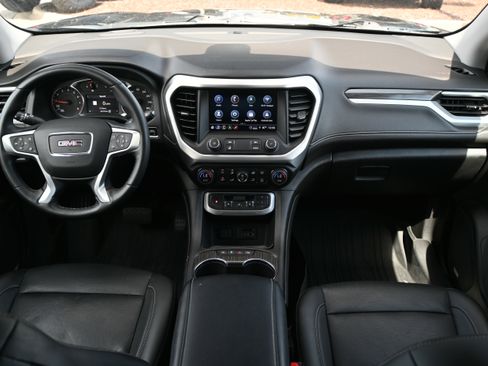 Used 2023 GMC Acadia SLT w/ Preferred Package image 3