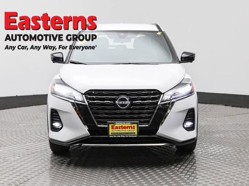 Used 2023 Nissan Kicks SR w/ SR Premium Package FWD image 2