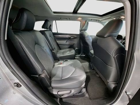 Certified 2022 Toyota Highlander Platinum AWD/4WD image 23