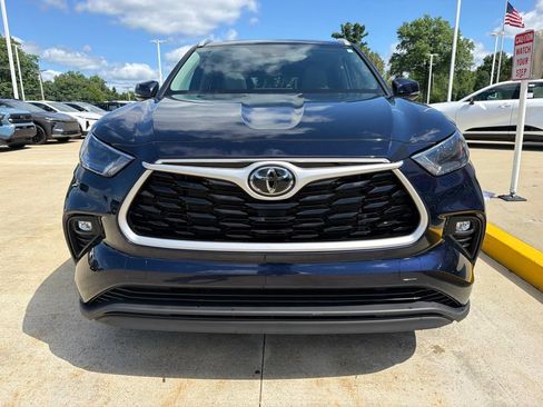 Used 2022 Toyota Highlander XLE AWD/4WD image 2