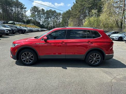 Used 2022 Volkswagen Tiguan SE w/ Panoramic Sunroof Package image 8