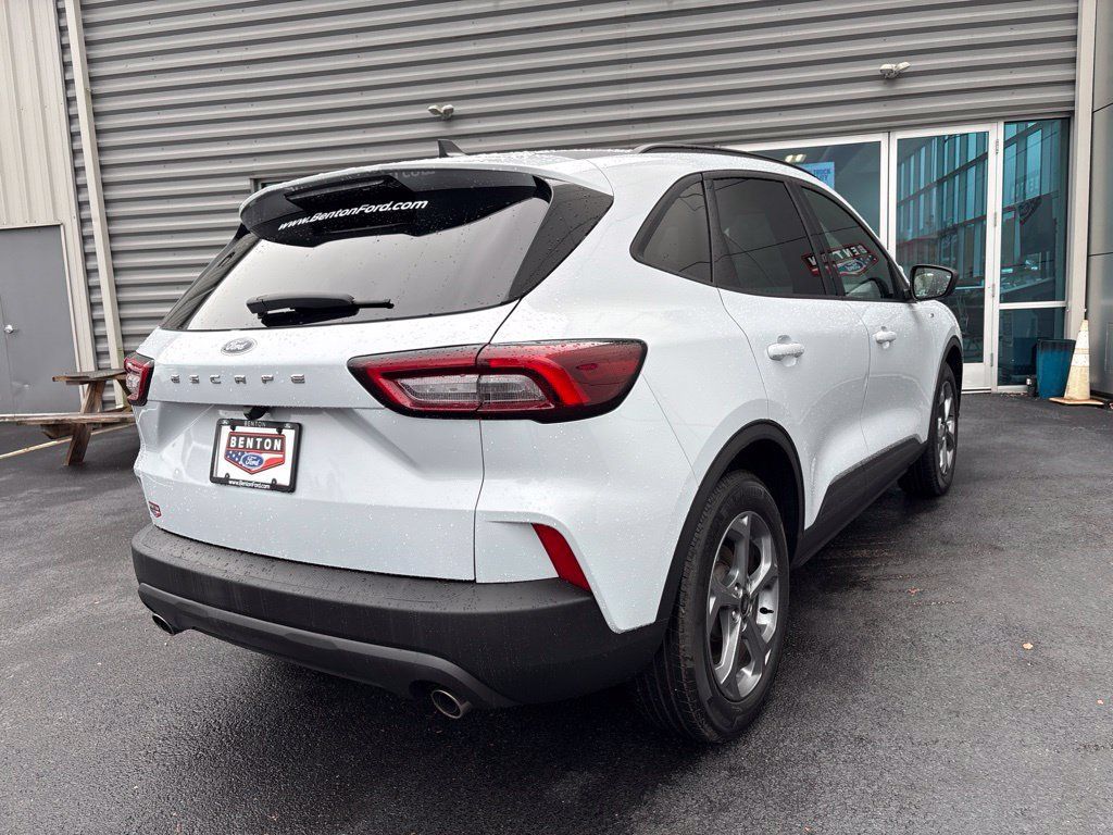Used 2025 Ford Escape ST-Line FWD image 3