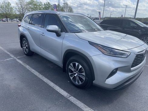 Used 2021 Toyota Highlander XLE image 4