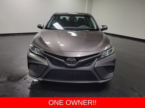 Used 2018 Toyota Camry SE w/ Moonroof Package FWD image 2