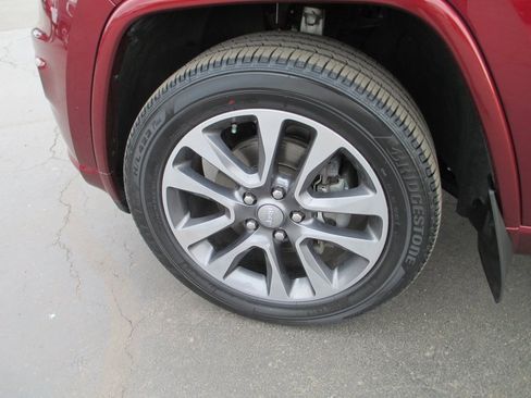 Used 2018 Jeep Grand Cherokee Overland image 12