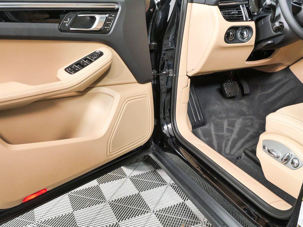 New 2026 Porsche Macan Turbo AWD/4WD image 7