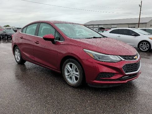 Used 2018 Chevrolet Cruze LT FWD image 2