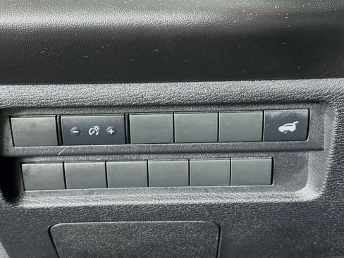 Used 2024 Mitsubishi Outlander SE image 16