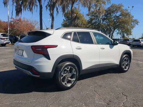 Used 2025 Chevrolet Trax LT w/ LT Convenience Package image 5