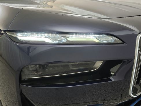 Used 2023 BMW i7 xDrive60 w/ Executive Package 2 AWD/4WD image 39