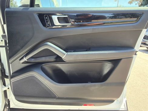 Used 2020 Porsche Cayenne AWD/4WD image 9