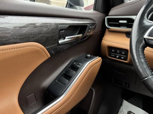 Certified 2022 Toyota Highlander Platinum image 36