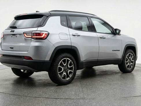 Used 2025 Jeep Compass Trailhawk AWD/4WD image 9