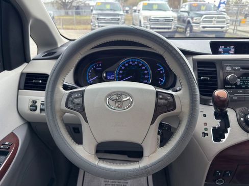 Used 2014 Toyota Sienna XLE image 19