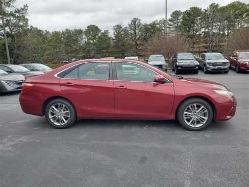 Used 2015 Toyota Camry SE image 2