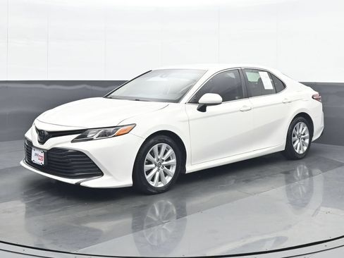 Used 2018 Toyota Camry LE FWD image 2