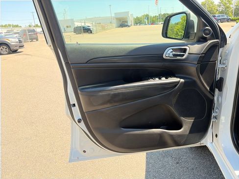 Used 2020 Jeep Grand Cherokee Altitude RWD image 11