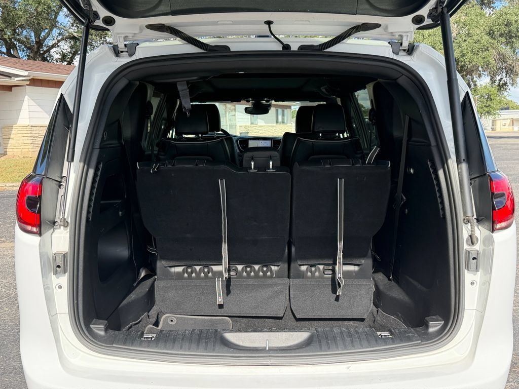 Used 2025 Chrysler Pacifica Limited FWD image 19
