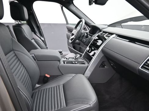 Used 2025 Land Rover Discovery S AWD/4WD image 5