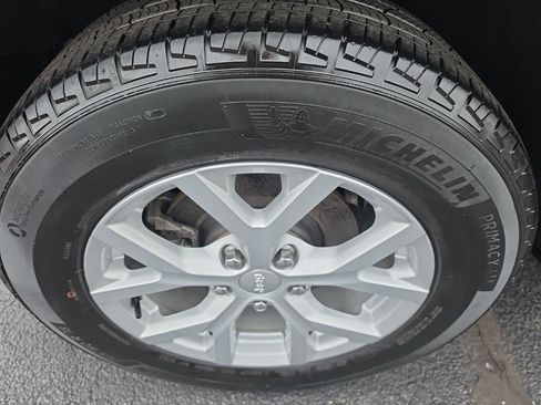 Used 2023 Jeep Grand Cherokee Limited AWD/4WD image 16