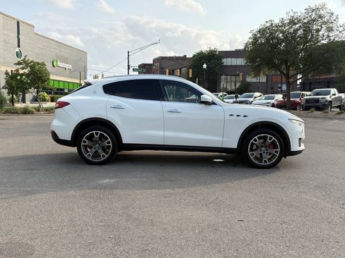 Used 2017 Maserati Levante AWD/4WD image 9