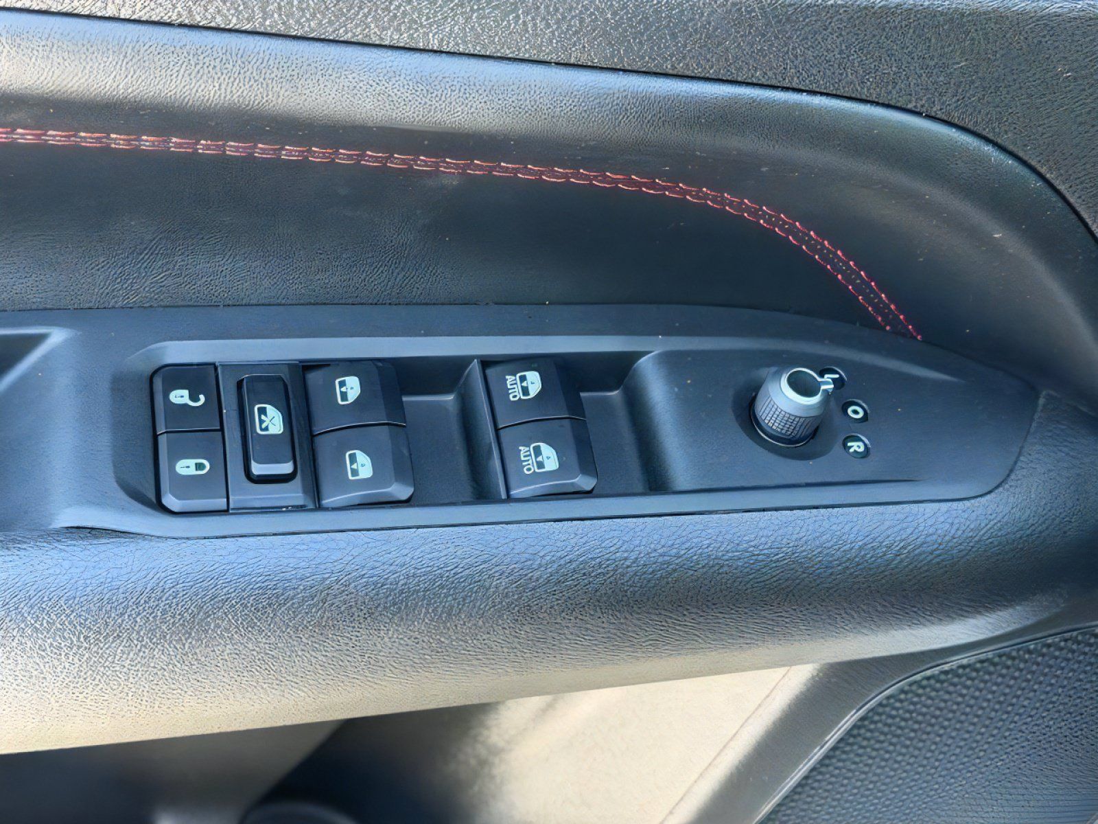 Used 2025 Jeep Compass Trailhawk AWD/4WD image 16