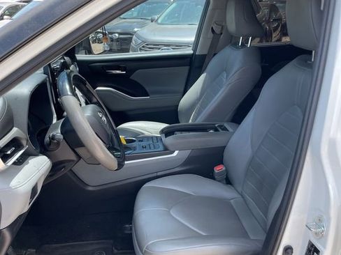 Used 2021 Toyota Highlander XLE AWD/4WD image 3