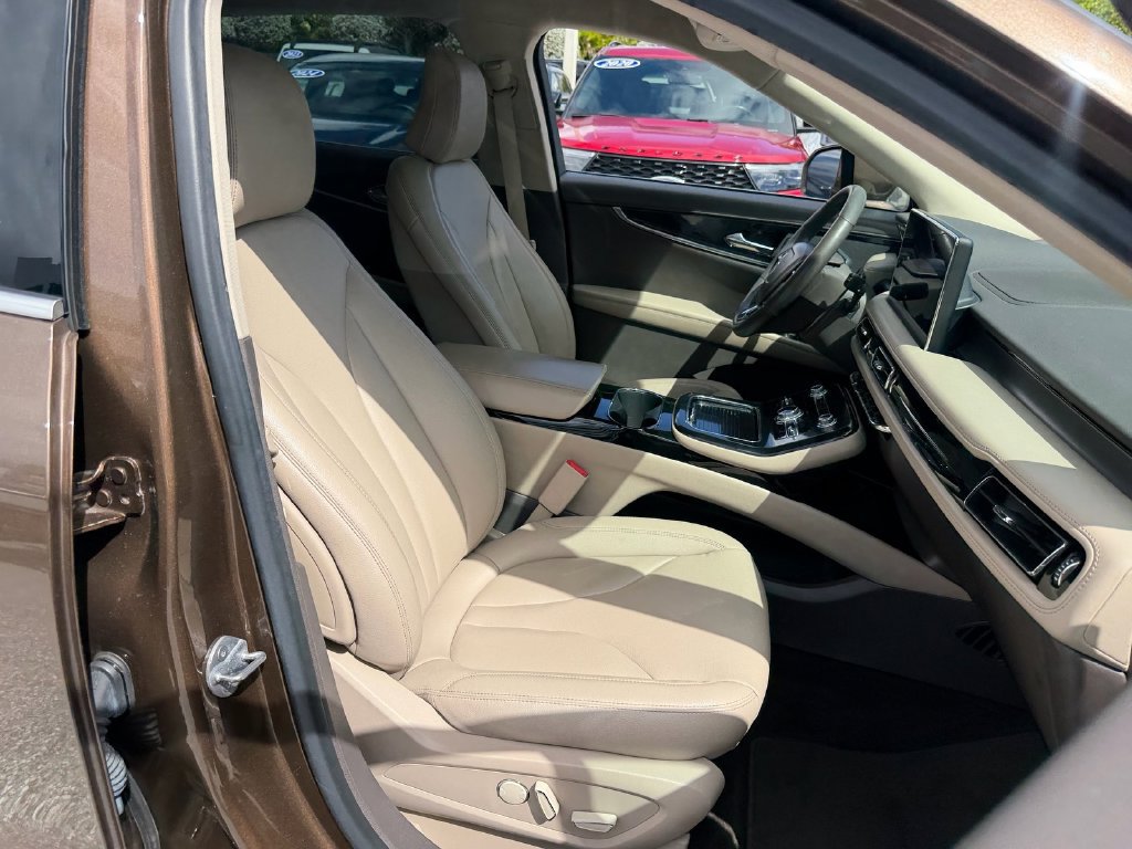 Used 2022 Lincoln Nautilus FWD w/ Premium Package image 16