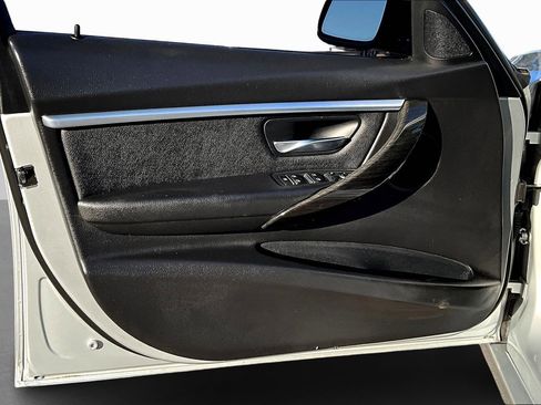 Used 2018 BMW 330i Sedan w/ Convenience Package image 17