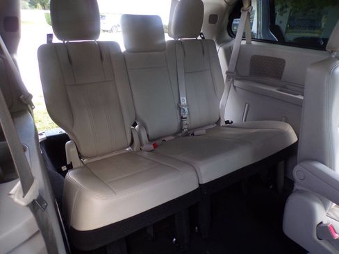 Used 2013 Chrysler Town & Country Touring image 13