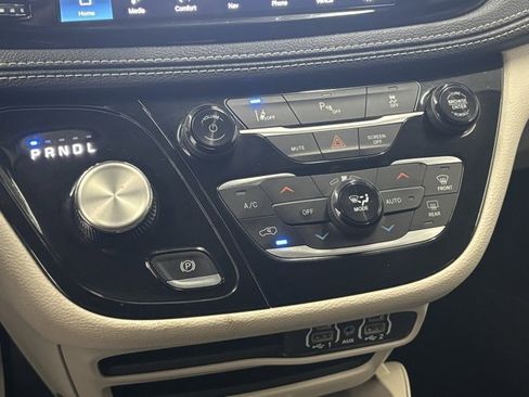 Used 2024 Chrysler Pacifica Select image 31